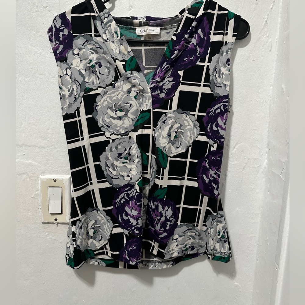 Calvin Klein XS V neck top